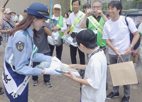 兵庫県宝塚署が交通安全イベント　アナウンサー・河西美帆さん迎え