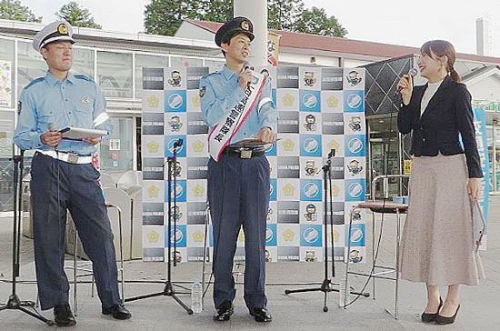 滋賀県警高速隊が多賀SAで交通安全啓発　気象予報士を迎え
