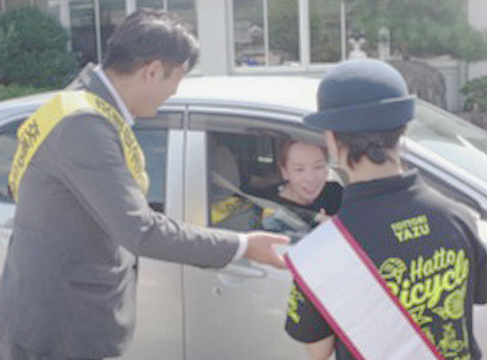 鳥取県郡家署が小学校自転車クラブと交通安全啓発で協力