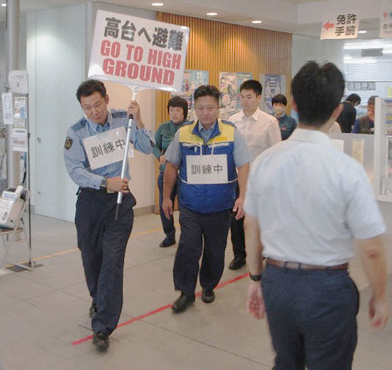 巨大津波を想定し　神奈川県鎌倉署が避難誘導等の訓練