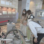 北海道札幌方面南署が交通安全啓発　事故で損傷した自転車とヘルメットを展示