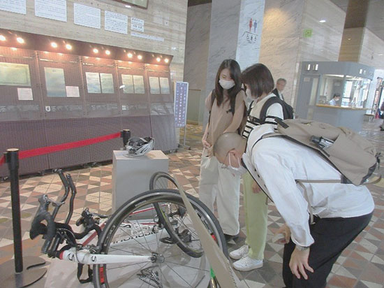 北海道札幌方面南署が交通安全啓発　事故で損傷した自転車とヘルメットを展示
