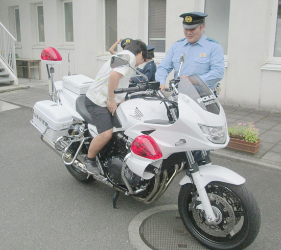 岩手県一関署が夏祭り会場で警察官交流・交通安全イベント開く