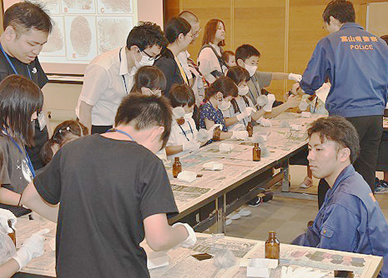 富山県警で子供の職場見学　職員家族が警察官の仕事に理解深める